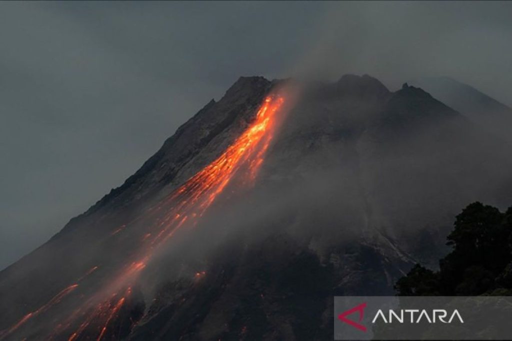 Gunung berapi di Filipina meletus dan memaksa ribuan warga untuk mengungsi.