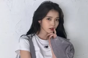 Penyanyi IU Berbagi Makanan untuk Pendukung Pemakzulan Presiden