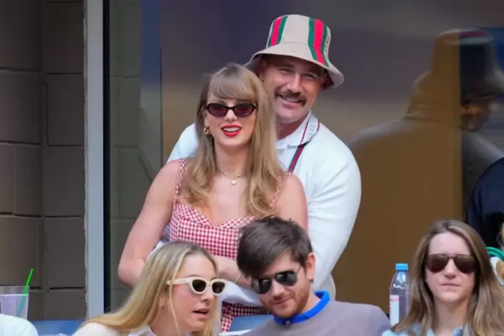 Pasangan ini memang seringkali membuat heboh dunia hiburan dengan kemesraan mereka yang terlihat di berbagai kesempatan. Tidak hanya itu, keduanya juga seringkali membagikan momen romantis mereka di media sosial yang selalu berhasil membuat penggemar terpukau.

Taylor Swift dan Travis Kelce, Pasangan Selebriti yang Siap Melangkah ke Pelaminan

Kabar mengejutkan datang dari Taylor Swift dan Travis Kelce, pasangan selebriti yang sedang dikabarkan akan segera menikah. Keduanya memang selalu menjadi sorotan publik dengan kemesraan mereka yang terlihat di berbagai kesempatan. Tidak hanya itu, momen romantis mereka yang seringkali dibagikan di media sosial juga selalu berhasil membuat penggemar terpukau.