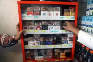 “Warung Kelontong Bersiap Pasang Stiker Batas Usia Beli Rokok”