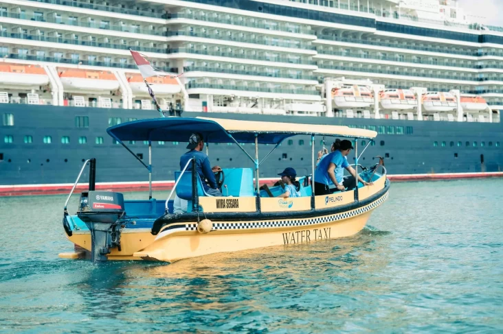 Taksi Air Siap Beroperasi di Tanjung Benoa Bali, Solusi untuk Mengatasi Kemacetan

Pelabuhan Indonesia III (Pelindo III) akan segera meluncurkan taksi air di Tanjung Benoa, Bali. Tujuannya adalah untuk mengatasi kemacetan yang sering terjadi di kawasan tersebut. Taksi air ini akan mengantar wisatawan ke berbagai destinasi wisata yang ada di Bali, sehingga mereka tidak perlu lagi mengalami kesulitan akibat kemacetan di jalan. Dengan begitu, Pelindo III berharap dapat membantu memperbaiki kenyamanan liburan wisatawan di Bali yang sering terganggu oleh kemacetan.