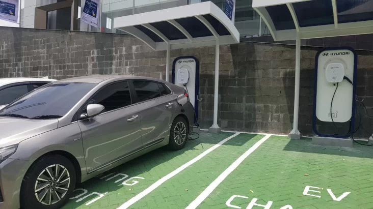 "Rest Area Tol Kini Dilengkapi dengan Fasilitas Pengisian Baterai Mobil Listrik yang Ramah Lingkungan"