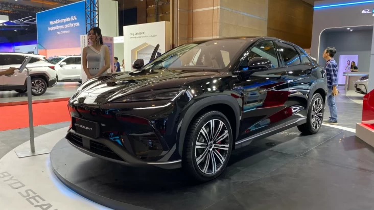 "Mobil Listrik BYD M6 Tetap Populer di Tahun 2025 Meski Terdampak Gugatan BMW"