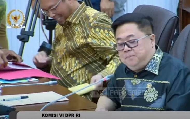 DPR Dapat Paket Misterius dari Pertamina, Netizen Panik!