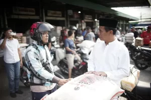 Menteri Pertanian Amran Berkeliling Pasar Cipinang, Menyatakan Tidak Ada Alasan Kenaikan Harga Pangan Meski Produksi Melimpah