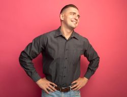 7 gaya kemeja hitam pria untuk penampilan sederhana dan stylish