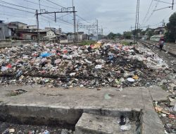 Rel kereta Tanjung Priok penuh sampah, ancaman bagi pengguna dan warga