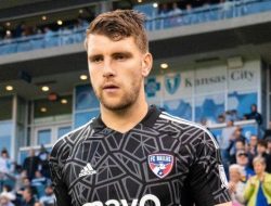 Perbandingan Gaji Maarten Paes dengan Thom Haye di Persib Bandung