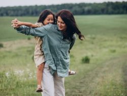 8 Hal yang Selalu Dikenang Putri dari Ibu Baik Menurut Psikologi