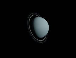 Mengapa Uranus Berputar Miring?