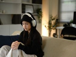 Jika Musik Pernah Membuatmu Menangis Sendirian, Ini 9 Ciri Emosionalmu Menurut Psikologi
