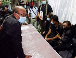 Pilot dan Co-Pilot Smart Air Tiba di Rumah Duka, Diiringi Isak Tangis Keluarga