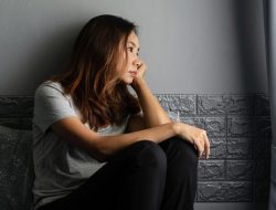7 Tanda Orang Sangat Kesepian Tapi Jago Menyembunyikannya