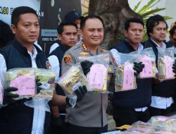 Tiga pengedar sabu jaringan lapas Palembang ditangkap tengah malam di Desa Rajik