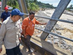 Menteri Kebudayaan Bantu Warga Terdampak Bencana Ulakan Padang Pariaman