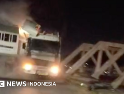 Kecelakaan di Semarang: Truk dan Mobil Terbalik Terekam Kamera Sopir