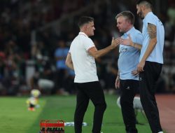 Aksi John Herdman di Luar Lapangan: Jadi Warga Lokal, Lari di GBK, Main Bola di Pantai