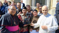 Paus Leo XIV Dapat Kejutan Patung Santo Yusuf Arimatea dari Indonesia