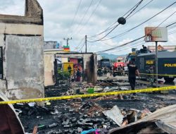 1 Meriam Air dan 30 Anggota Brimob Dikerahkan Padamkan Api di Pesantren Mamuju