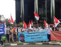 Haji Her Datangi KPK Pakai Sarung Terkait Kasus Suap Rokok Ilegal